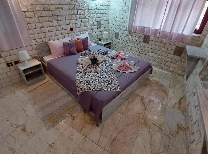 Paco's Flats جايوس