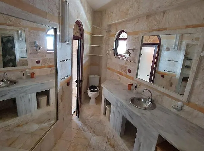 Paco's Flats جايوس