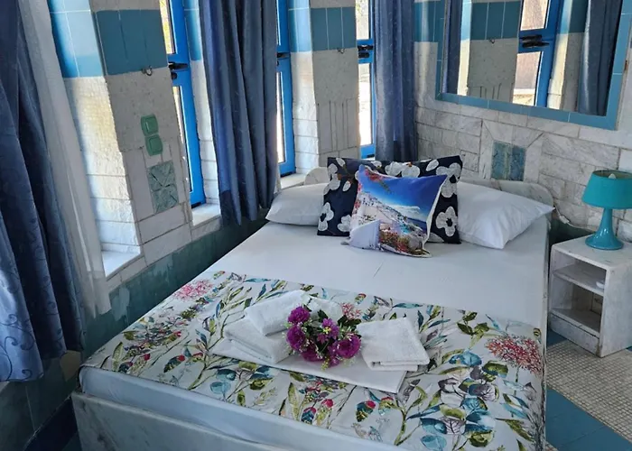 Paco's Flats 4*