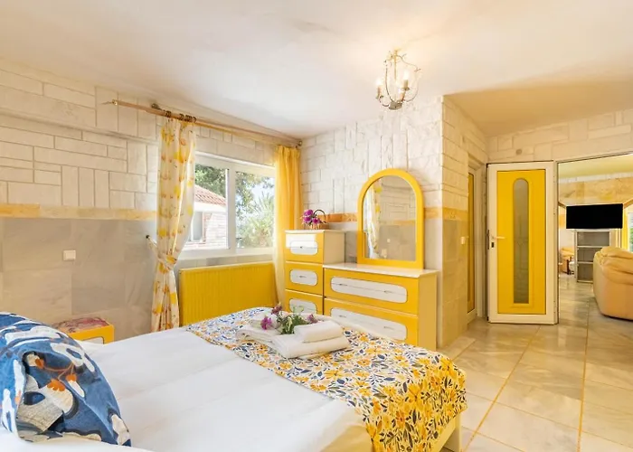 Paco's Flats 4* جايوس