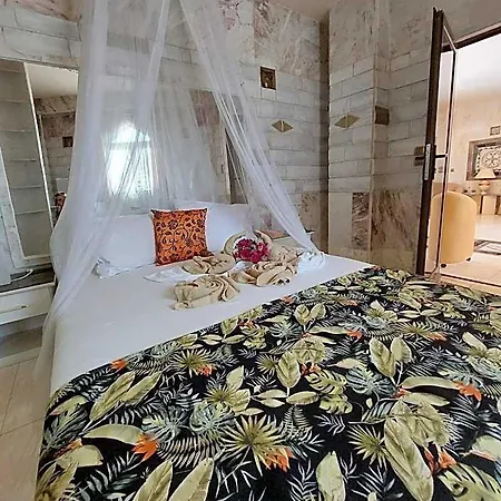 Paco's Flats 4*