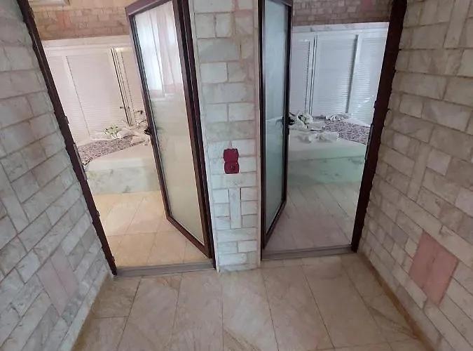 Paco's Flats 4*