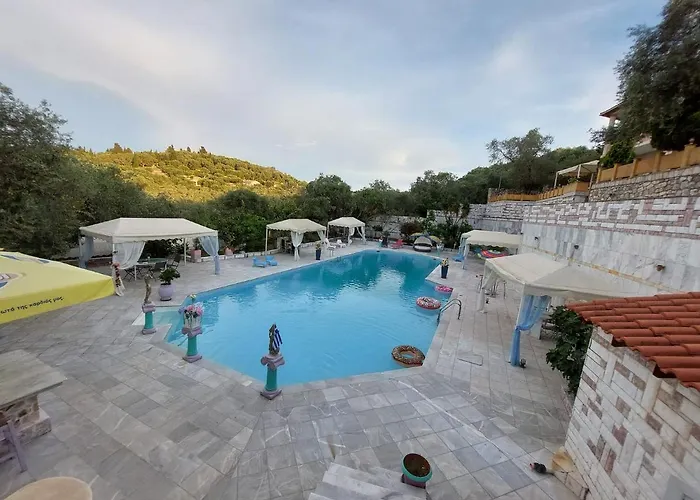 Paco's Flats 4*